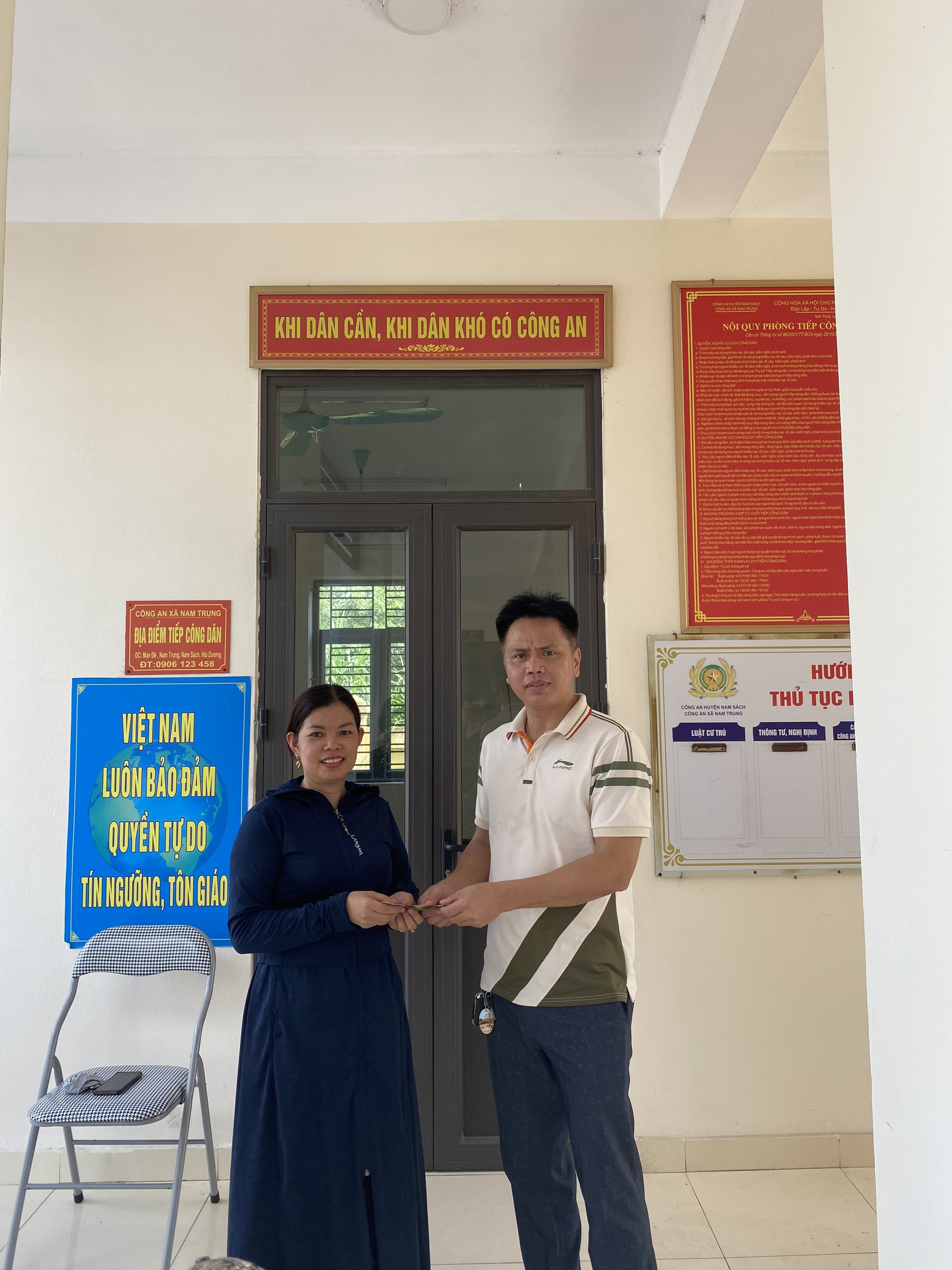 Công an xã Nam Trung cùng người dân vừa bàn giao tài sản cho người đánh rơi