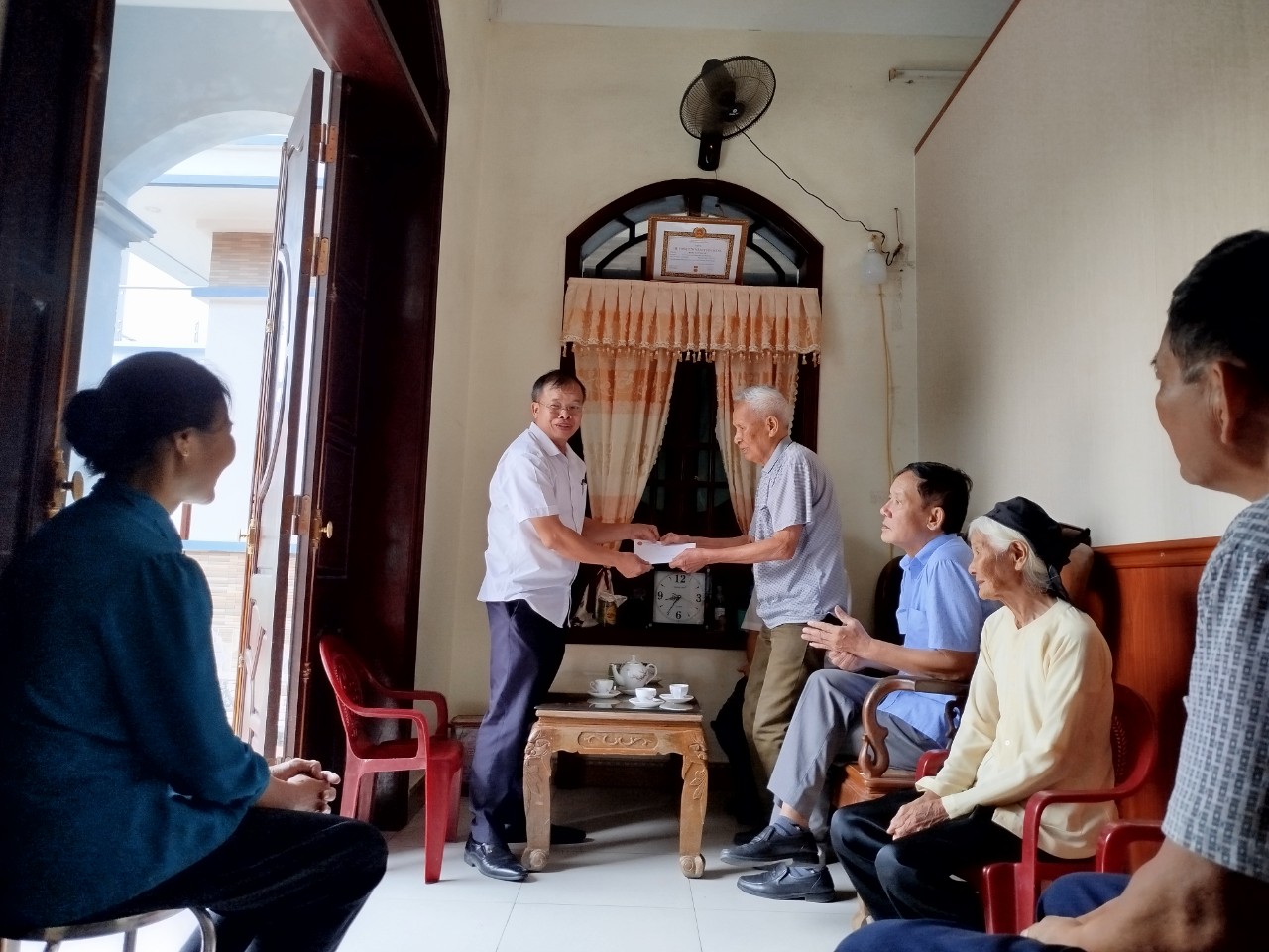 Các Đồng chí lãnh đạo ĐU –HĐND – UBND xã thăm, tặng quà Chiến sỹ Điện Biên Phủ