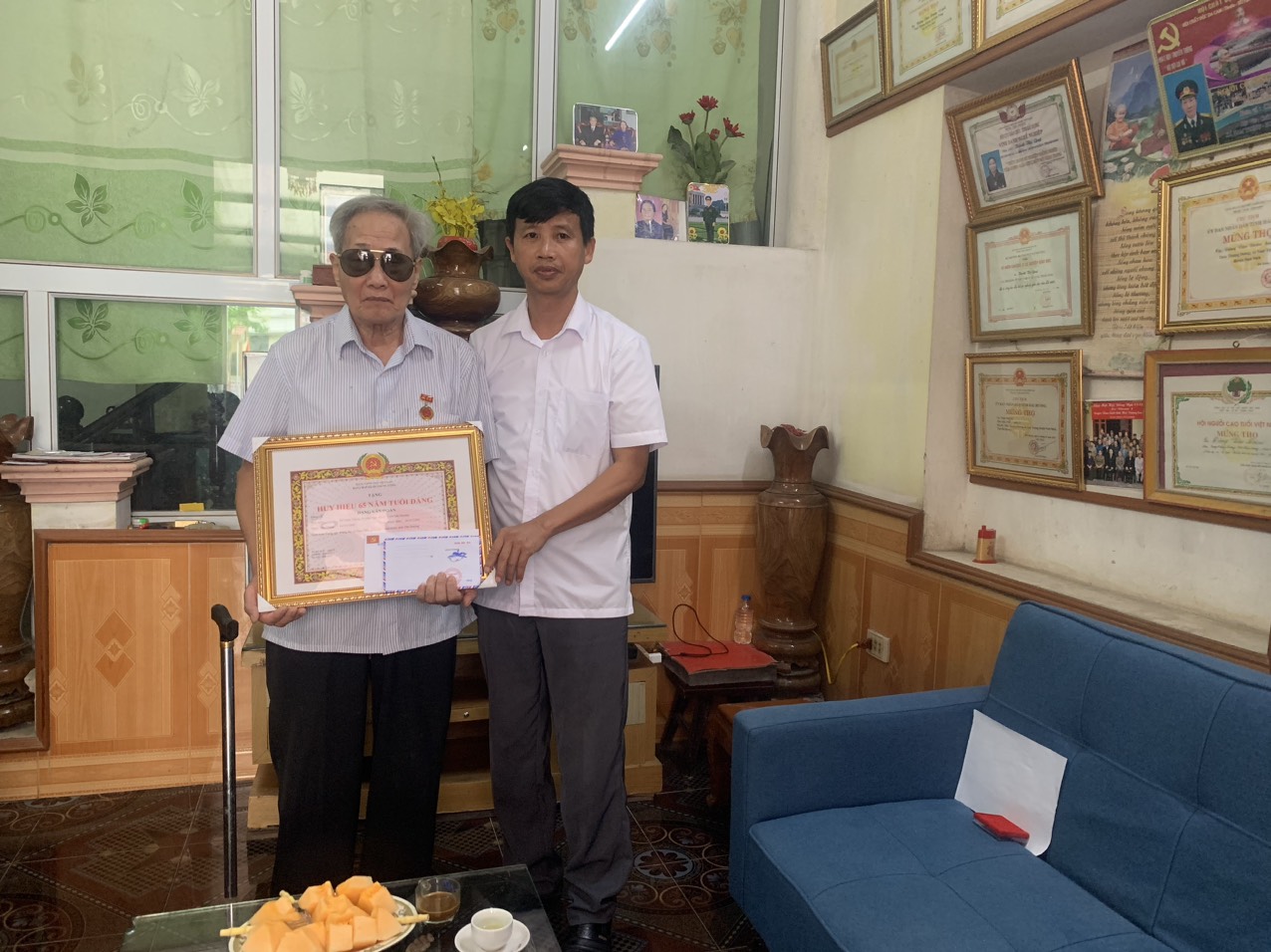 Trao tặng và truy tặng Huy hiệu Đảng cho 2 đảng viên 65 năm tuổi Đảng và 60 năm tuổi Đảng 