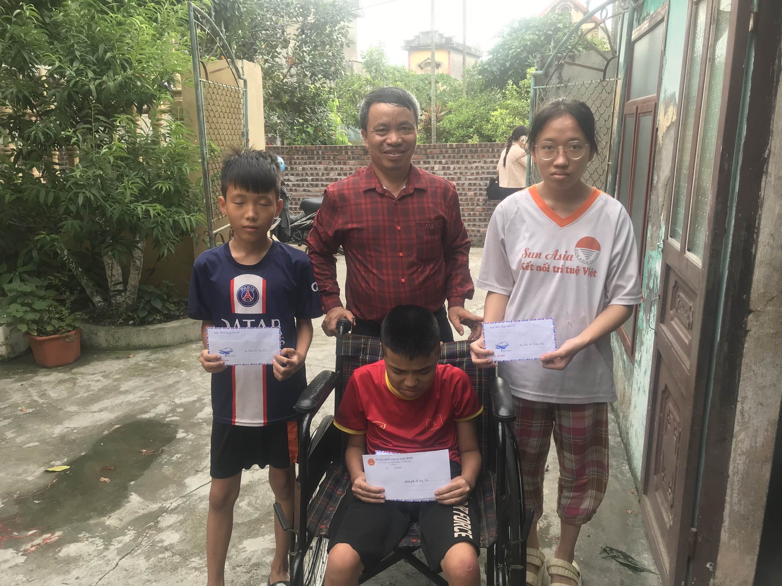 Lãnh đạo UBND xã thăm và tặng quà các cháu thiếu nhi có hoàn cảnh đặc biệt khó khăn trên địa bàn xã