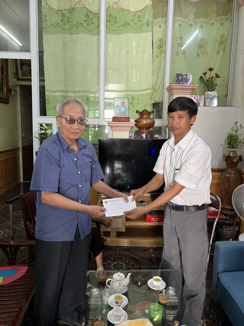 Các đồng chí Đảng ủy, HĐND, UBND, Ủy ban MTTQ Việt Nam xã Nam Trung đi thăm, tặng quà các đồng chí thương binh, bệnh binh trên địa bàn xã nhân kỷ niệm 77 năm ngày Thương binh - Liệt sĩ (27/7/1947 - 27/7/2024).