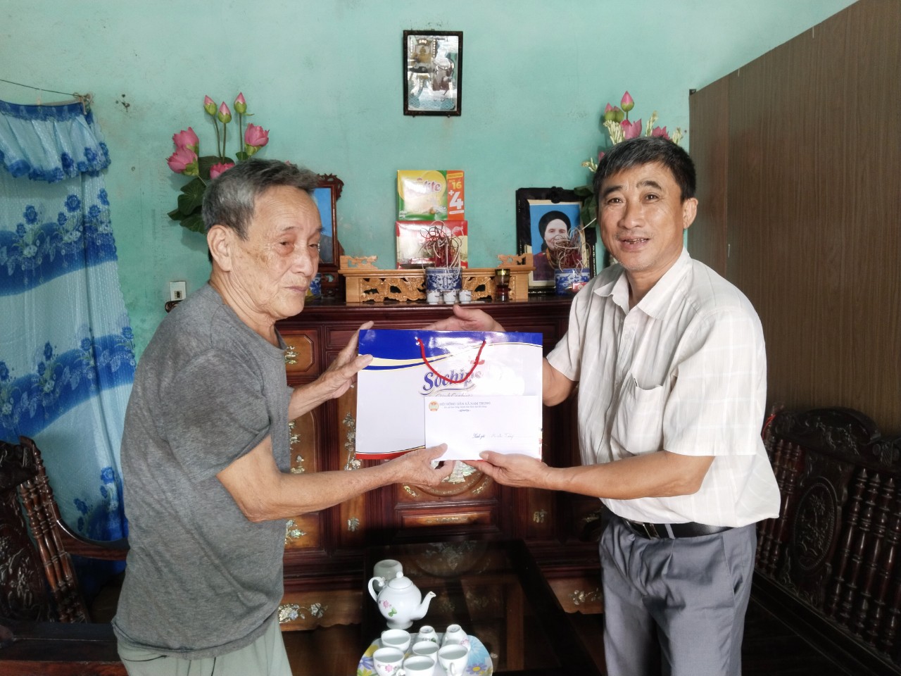 Hội Nông dân xã Nam Trung thăm tặng quà gia đình hội viên nông dân nhân dịp kỷ niệm 77 năm ngày Thương binh liệt sĩ